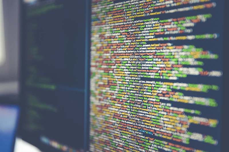 Tela de computador com código colorido de um projeto de software